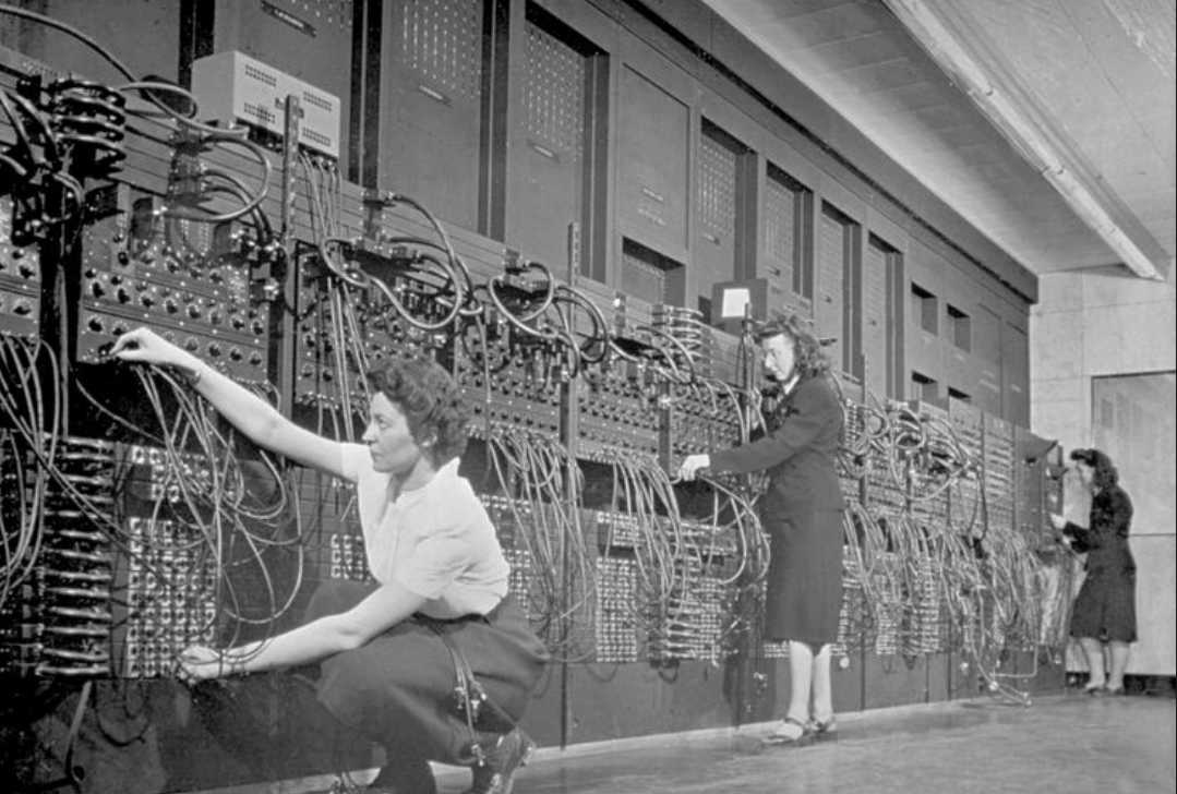 Pour la manipulation informatique (ici le premier ordinateur ENAC au milieu du XXème siècle) comme pour les usines de production, les femmes sont toujours au coeur des process industriels de la filière.
